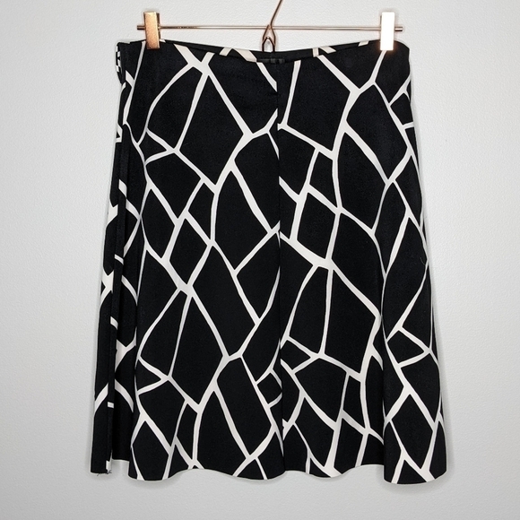 ✨3/$15 Worthington black white abstract skirt 12 - Picture 1 of 6